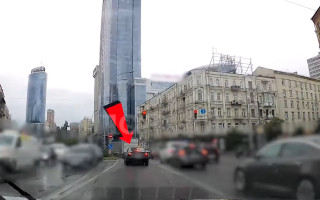 В Киеве наказали водителя Tesla, который проехал на красный сигнал светофора — видео