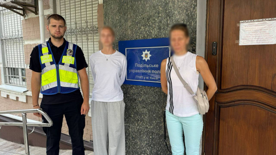 У Києві підлітки у формі поліції танцювали під російський реп: батьків притягули до відповідальності