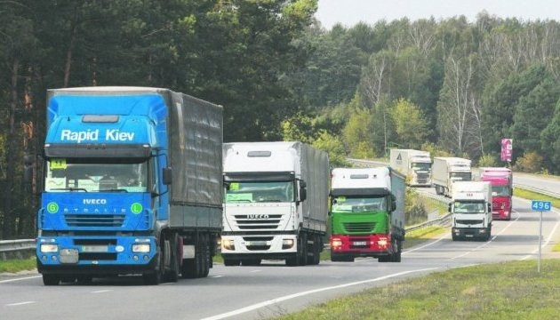 У двох областях вантажівкам дозволили рух під час комендантської години