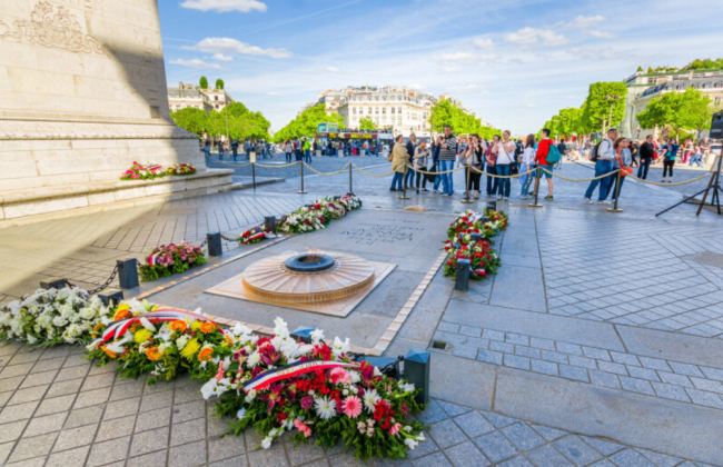 В Париже мужчина поджег сигарету от «вечного огня» под Триумфальной аркой — власти обещают наказание