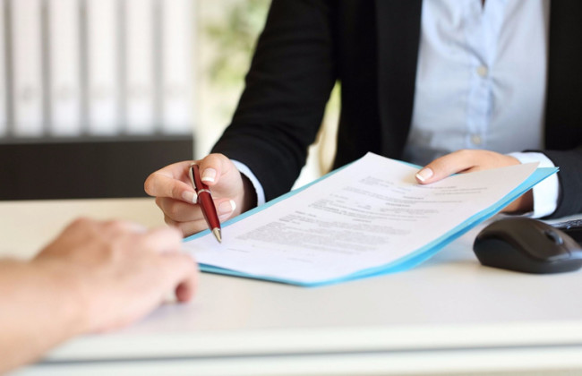 Какая процедура сокращения работника, с которым приостановлено действие трудового договора — разъяснение Гоструда