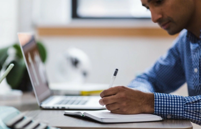 Чем грозит трудоустройство иностранных граждан без разрешения — разъяснение Гоструда