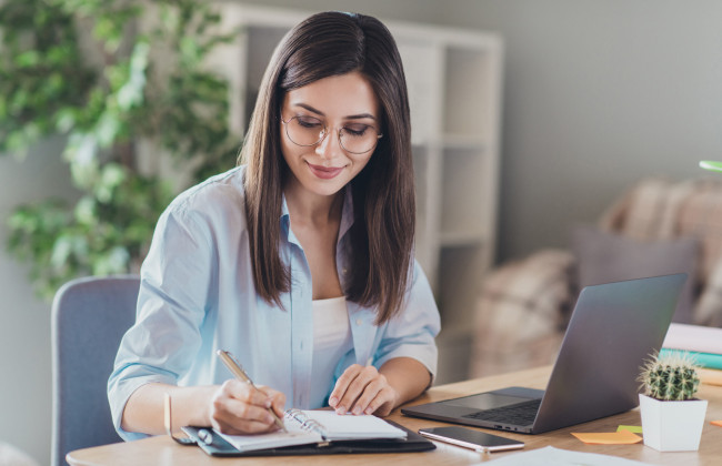 Переводчики, историки и бортпроводники — Microsoft составил список профессий, которые скоро исчезнут из-за ИИ