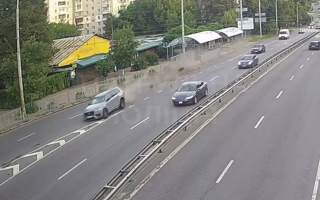 В Киеве на Соломенке водитель на Volvo снес ограждение, знаки и «припарковался» в ограждение – видео