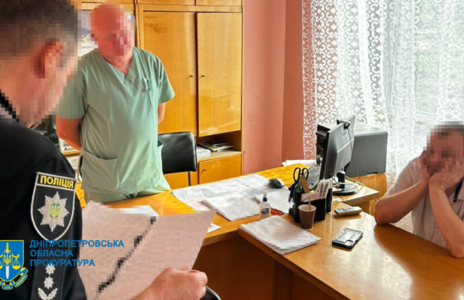 У Кривому Розі викрили медика на хабарі $5 тисяч за фіктивні документи для відстрочки від військової служби