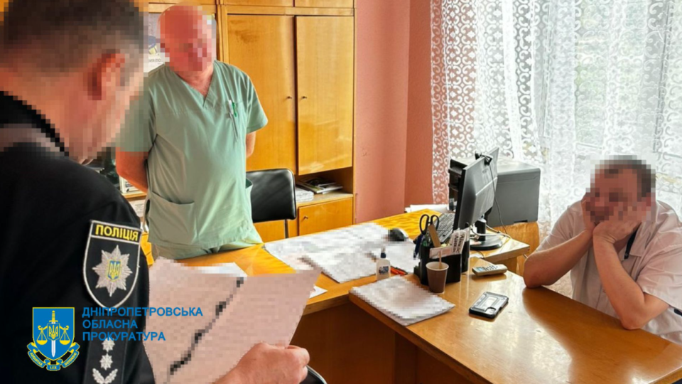 В Кривом Роге разоблачили медика на взятке $5 тысяч за фиктивные документы для отсрочки от военной службы