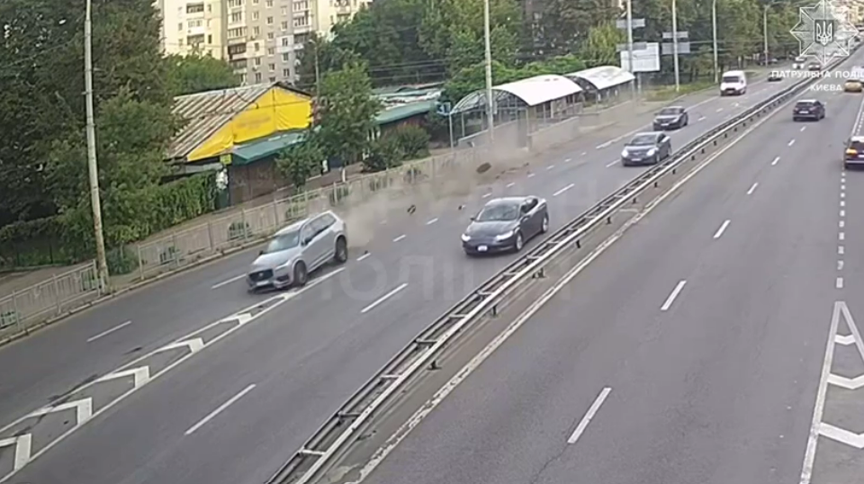 У Києві на Солом’янці водій на Volvo зніс огорожу, знаки та «припаркувався» в огорожу – відео