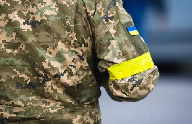 Апеляційний суд зупинив провадження у справі про утримання родички військовослужбовцем — деталі справи