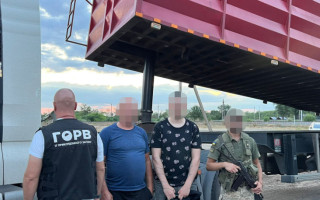 Вывозили уклонистов за границу в шахтах гидроцилиндров грузовика — в Одесской области разоблачили хитрую схему, видео