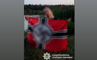 Полиция открыла производство по факту позирования с нацистским флагом секретаря судебного заседания Святошинского райсуда