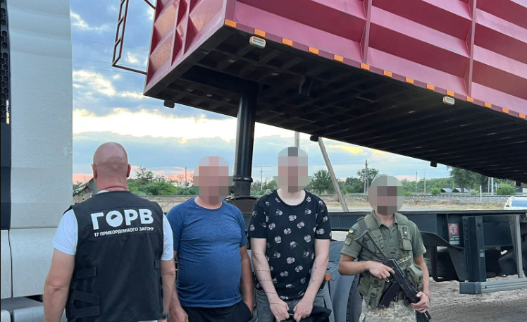 Вивозили ухилянтів за кордон у шахтах гідроциліндрів вантажівки — на Одещині викрили хитру схему, відео