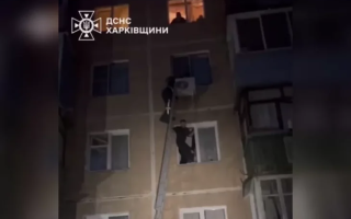 В Харькове ребенок выпал из окна пятого этажа на кондиционер, видео