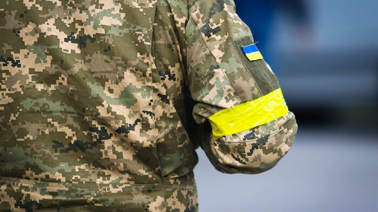 Апеляційний суд зупинив провадження у справі про утримання родички військовослужбовцем — деталі справи