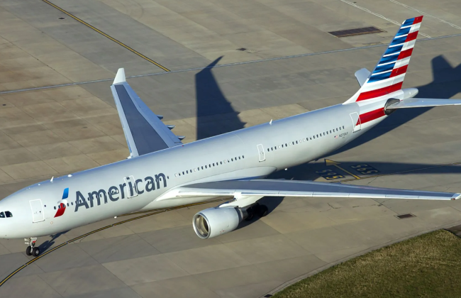 Скандал в American Airlines: семьи детей, снятых на видео стюардом в туалете самолета, судятся с авиакомпанией