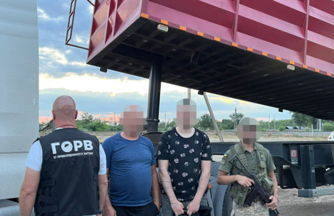 Вивозили ухилянтів за кордон у шахтах гідроциліндрів вантажівки — на Одещині викрили хитру схему, відео