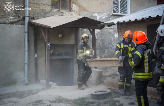 В Одессе обрушилось перекрытие дома – люди заблокированы в квартирах