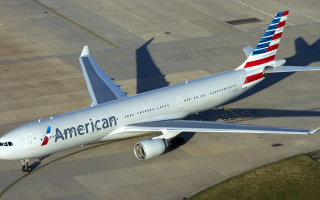 Скандал в American Airlines: сім’ї дітей, знятих на відео стюардом у туалеті літака, судяться з авіакомпанією