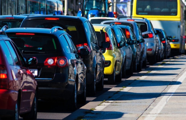 В Киеве из-за постоянных пробок к Северному мосту вводят реверсивное движение автомобилей