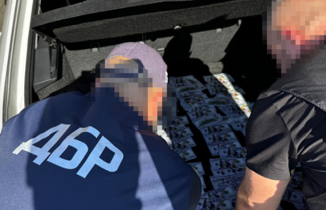 На Закарпатье будут судить таможенника и правоохранителя, которые устроили бизнес на уклонистах