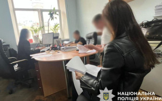 Уехала за границу, но за нее вели нотариальный бизнес в Украине – будут судить частного нотариуса и ее подругу