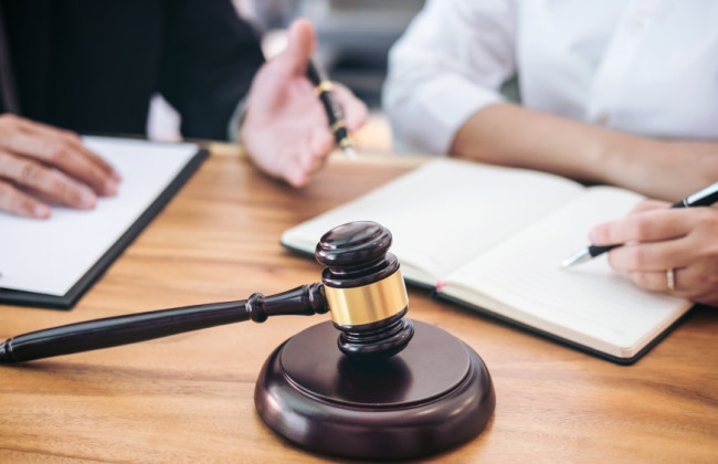 В Британии адвокатку, которая солгала суду о «сбое почты», лишили права на профессию