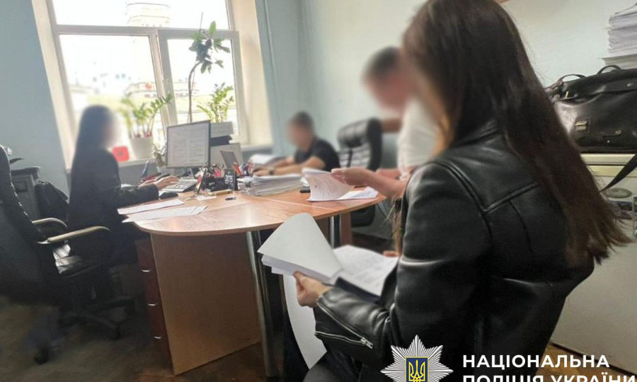 Уехала за границу, но за нее вели нотариальный бизнес в Украине – будут судить частного нотариуса и ее подругу