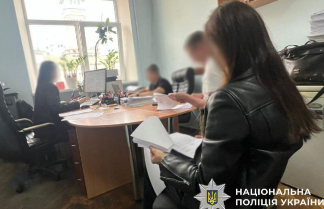 Уехала за границу, но за нее вели нотариальный бизнес в Украине – будут судить частного нотариуса и ее подругу