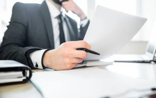 В Гоструда объяснили, можно ли уменьшить размер оплаты труда за время установленного простоя в условиях военного положения