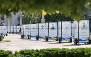 Полиция установила личность женщины, которая повредила портреты Героев на Аллее памяти в Ирпене