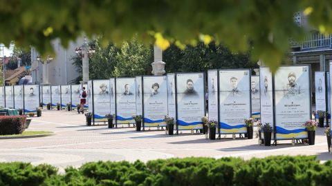 Полиция установила личность женщины, которая повредила портреты Героев на Аллее памяти в Ирпене