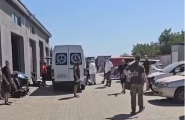 В Одессе на СТО произошел конфликт с представителями ТЦК, приехала скорая — что говорят в ТЦК, видео