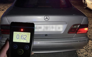 У Києві у комендантську годину затримали водія Mercedes без посвідчення і напідпитку