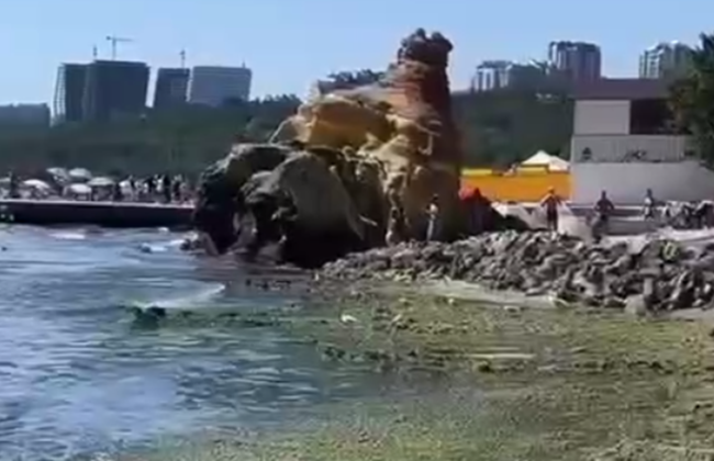 В Одессе массово «зацвело» море: зафиксировано превышение вредных веществ в воде, видео