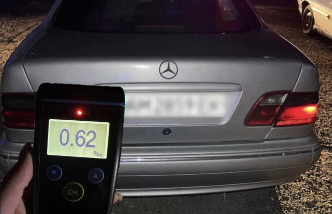 В Киеве в комендантский час задержали водителя Mercedes без удостоверения и в нетрезвом виде