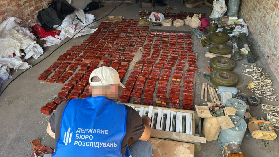 На Кіровоградщині виявили у гаражі схованку з понад 100 кг вибухівки та боєприпасами – відео