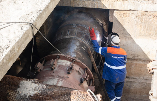 У Києві замінили елемент тепломережі, від якого залежить теплопостачання всіх мешканців Оболоні