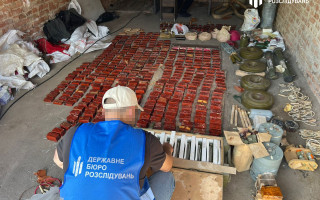 На Кировоградщине обнаружили в гараже схрон с более чем 100 кг взрывчатки и боеприпасами – видео