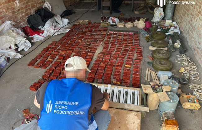 На Кировоградщине обнаружили в гараже схрон с более чем 100 кг взрывчатки и боеприпасами – видео