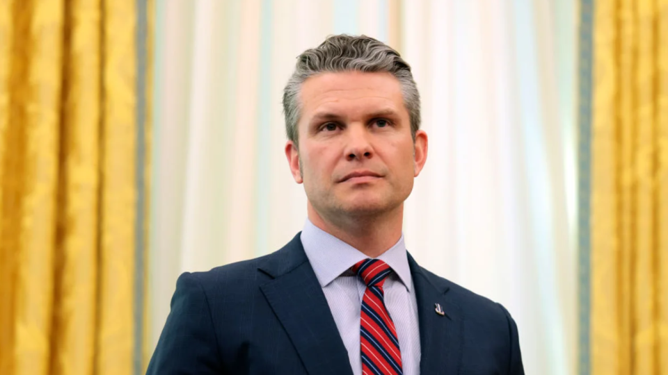 Міністр оборони США Піт Гегсет вирушив на Аляску, де відбудуться переговори Трампа і Путіна