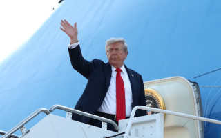 Трамп вылетел на Аляску для встречи с Путиным, видео