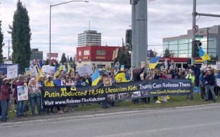 На Аляске прошел митинг в поддержку Украины накануне саммита Трампа и Путина, фото и видео
