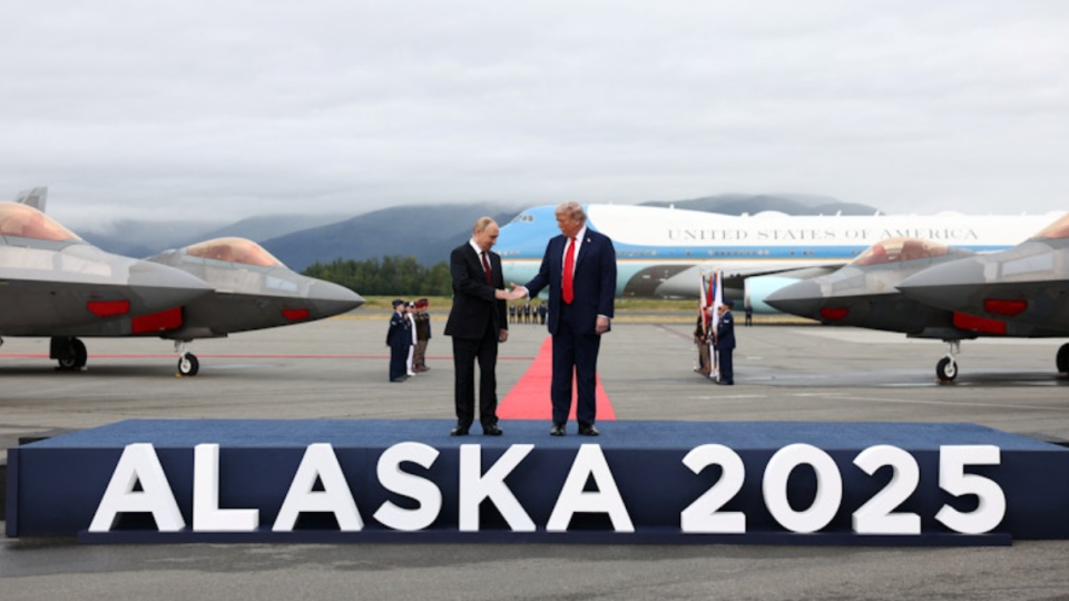 Во время встречи Трампа и Путина над их головами пролетели истребители F-35 и бомбардировщик-невидимка B-2, фото и видео