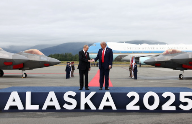 Під час зустрічі Трампа та Путіна над їхніми головами пролетіли винищувачі F-35 та бомбардувальник-«невидимка» B-2, фото і відео