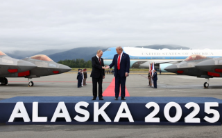 Во время встречи Трампа и Путина над их головами пролетели истребители F-35 и бомбардировщик-невидимка B-2, фото и видео