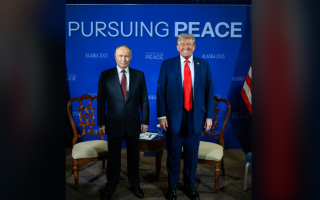 Белый дом опубликовал совместное фото Трампа и Путина, сопроводив его слоганом «В стремлении к миру»