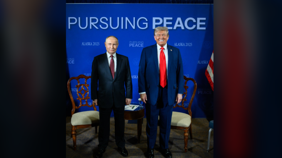 Білий дім опублікував спільне фото Трампа і Путіна, супроводивши його слоганом «У прагненні до миру»
