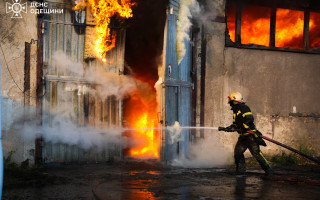 В Одесі спалахнула масштабна пожежа на складі вторсировини – фото