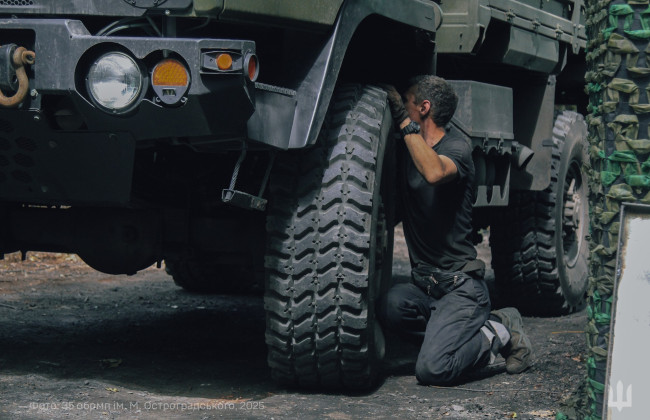 Минобороны разрешило прямые закупки пикапов и техники для фронта