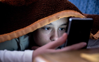 Дети и соцсети: ЕС ищет решение, как остановить цифровую зависимость подростков