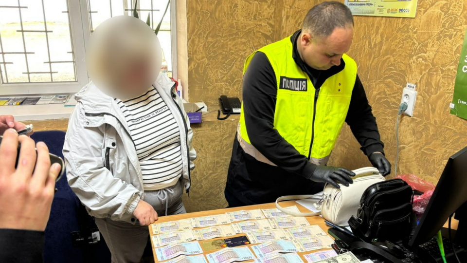 В Сумской области женщина создала схему побега мужчин за границу через «браки за деньги»